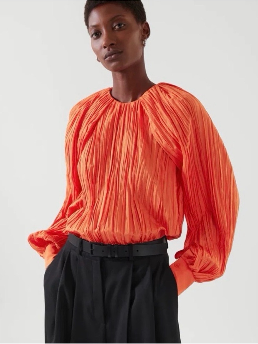 🛍️ COS beautiful and unique blouse with open armpit and sleeves new condition.